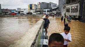 Al menos 3 muertos y miles de evacuados por lluvia torrencial en Indonesia