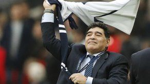Maradona firma contrato para programa con Telesur