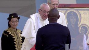 Atletas panameños entregan un presente a Francisco en ceremonia de la JMJ