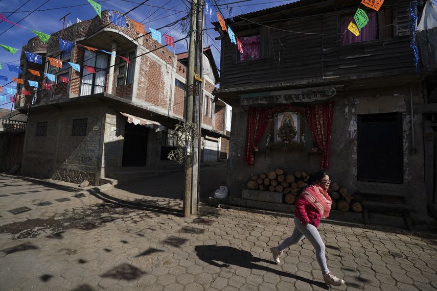 Las frías mañanas de invierno en Comachuén son un regreso a otra época. Los hombres están de regreso en el pueblo por el paro estacional del trabajo agrícola en Estados Unidos.