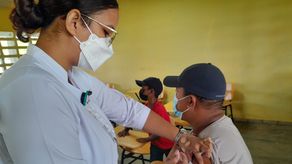 Personal de Salud aplica dosis contra la influenza.