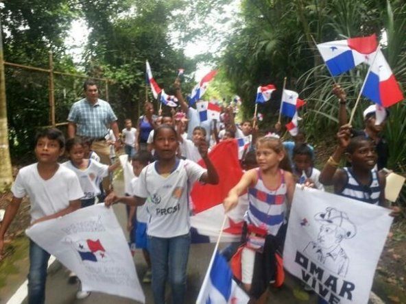 Juventud PRD conmemora tratados Torrijos-Carter caminando al Cerro Ancón