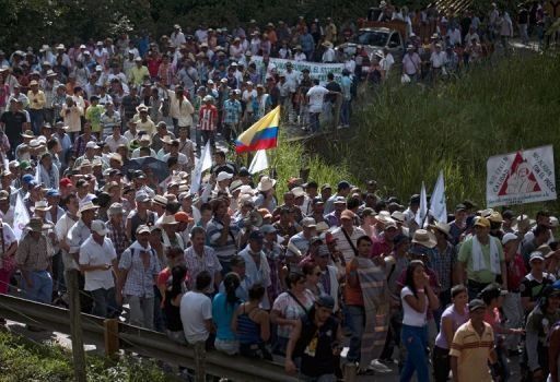 FARC piden a Santos parar brutalidad contra protesta en Colombia