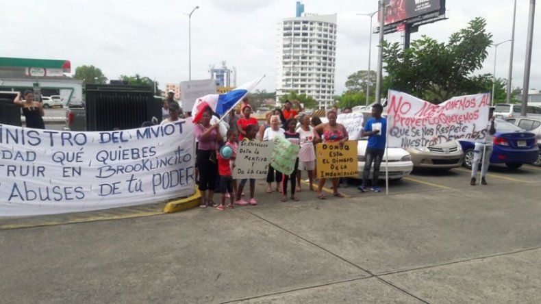 Moradores de Brooklincito realizan nueva protesta frente a Plaza Edison