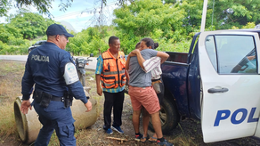 Madre abraza al menor luego que la Policía lo hubicara Madre abraza al menor luego que la Policía lo hubicara