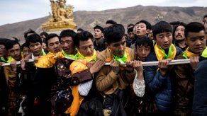 Los tibetanos festejan su Año Nuevo con un buda gigante y cadáveres de corderos