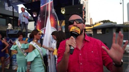 Izada de la bandera con la reina del Carnaval de Panamá