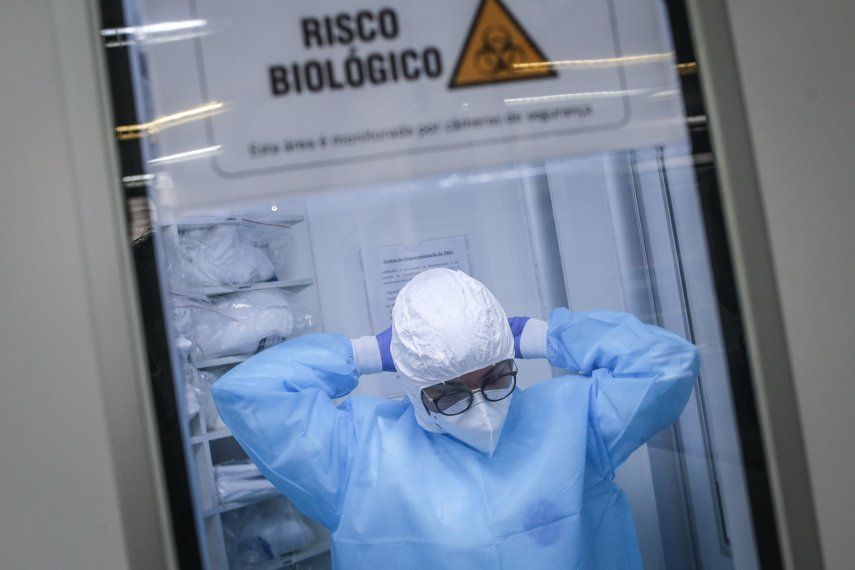 Investigador se prepara para ingresar al Laboratorio de Virología Molecular de la Universidad Federal de Río de Janeiro. Investigador se prepara para ingresar al Laboratorio de Virología Molecular de la Universidad Federal de Río de Janeiro.