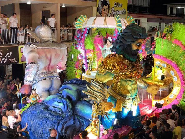 Paseo nocturno del domingo de Carnaval en Las Tablas