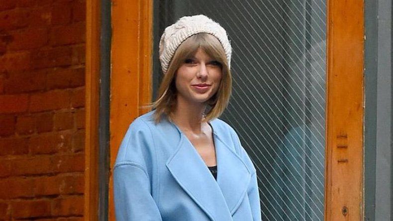 Taylor Swift sonríe mientras duerme porque sueña que es fotografiada