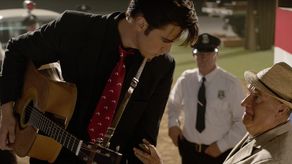 El actor Tom Hanks en una escena de la película Elvis, papel por el que está nominado en los Premios Razzie.