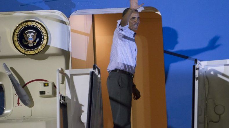 Obama y sus hijas terminan vacaciones en Hawai