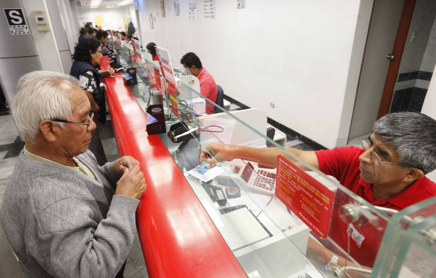 Jubilados y Pensionados en un banco