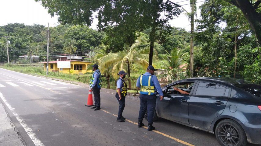 Unidades de la ATTT en operativos de seguridad vial y control vehicular.