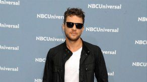 Exnovia de Ryan Phillippe lo acusa de haberle pegado y tirado por las escaleras