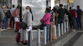 Pasajeros en el Aeropuerto El Dorado de Colombia.