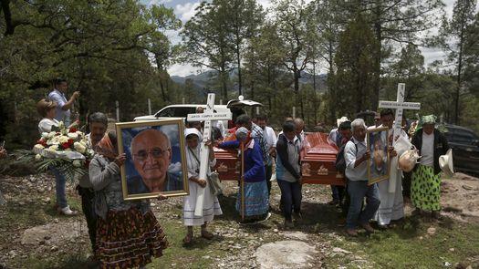Las autoridades todavía buscan al asesino de los sacerdotes jesuitas.