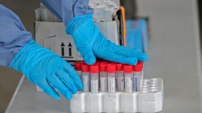 Personal de salud de Panamá realiza pruebas para detectar la COVID-19.