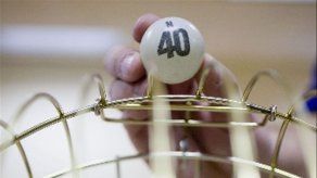 Viuda recibe boleto ganador de 10 millones