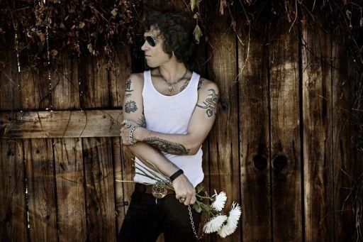 Bunbury rinde homenaje a Latinoamérica con Licenciado Cantinas