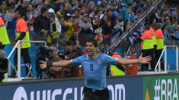 Uruguay se impone 2-1 a Inglaterra con doblete de Suárez