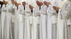 Papa Francisco ordena a 19 sacerdotes en el Vaticano Papa Francisco ordena a 19 sacerdotes en el Vaticano