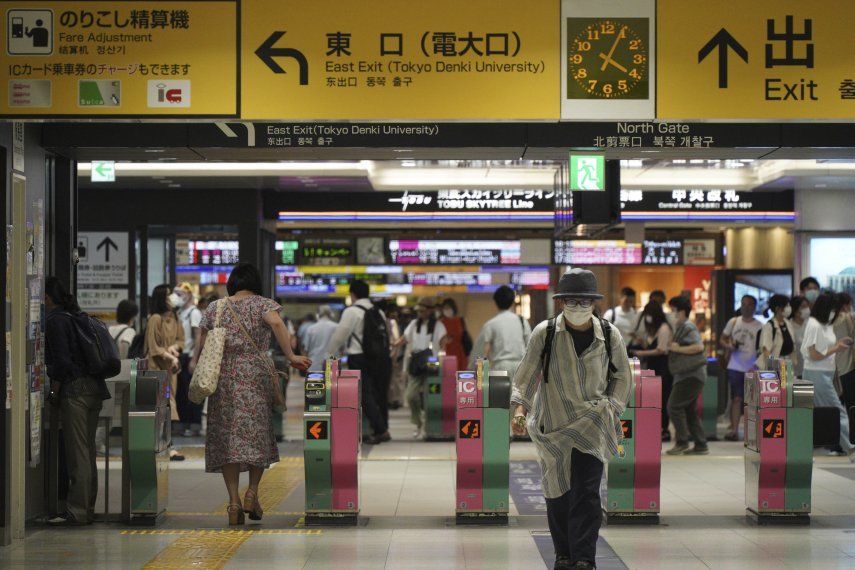 4 pasajeros apuñalados en un tren subterráneo en Tokio
