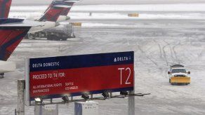 Avión se sale de pista en aeropuerto de NY