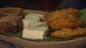 Degustando una lechona con torrejitas de maíz