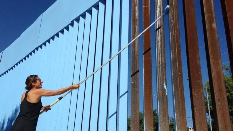 Artistas intentan borrar parte de muro fronterizo en Arizona