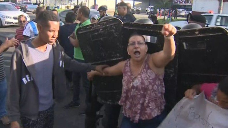 Realizan cierre de calle en Villa Zaita por falta de agua potable
