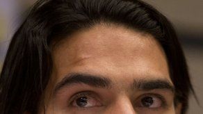 Falcao se deslinda de foto con hijo de Santos