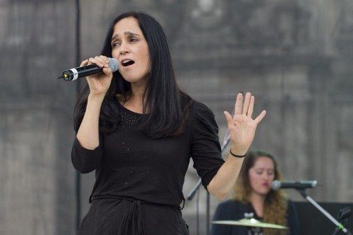 Julieta Venegas regresa con Los momentos, un disco nostálgico
