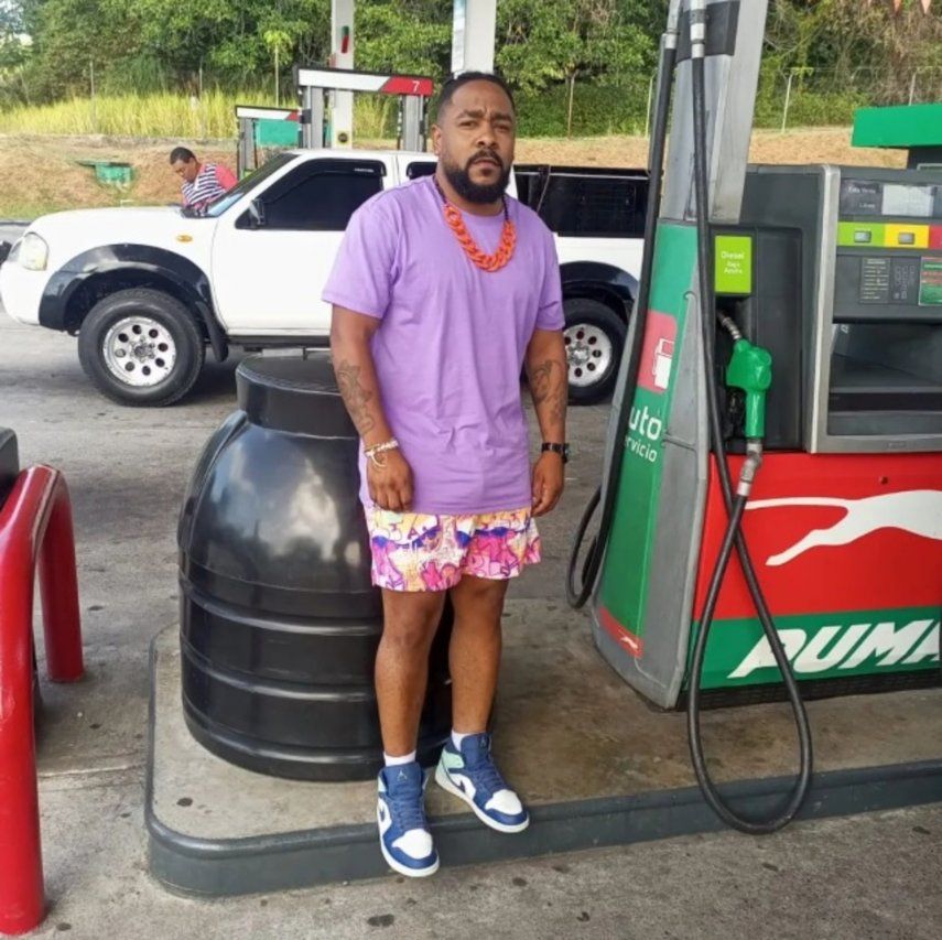 Cantante panameño Robinho ayuda a comerciante durante los carnavales