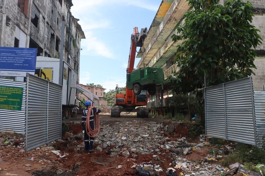 Demolición de edificios condenados en San Miguel.