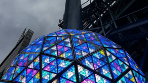 La icónica bola de cristal de Times Square da la bienvenida al 2017