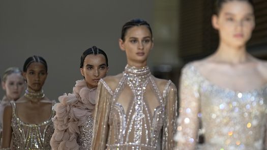 Desfiles dramáticos, caballos y brillo en moda de París