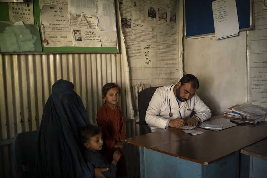 Hospital afgano: Médicos no cobran