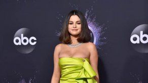 Selena Gomez dedica el día de Navidad a firmar copias de su nuevo disco