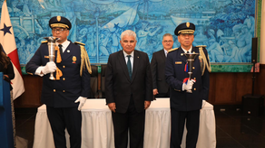 Presidente Mulino con el director y subdirector designados del Cuerpo de Bomberos.