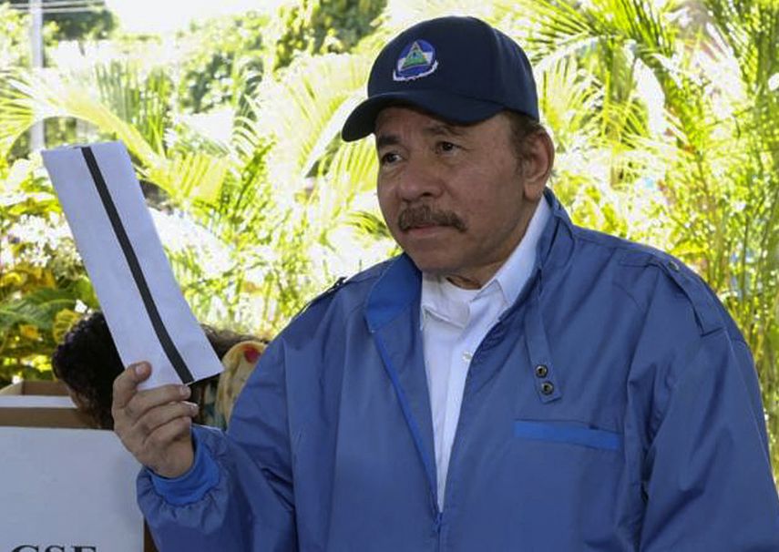 El comandante Daniel Ortega integró una junta de gobierno y luego fue elegido presidente