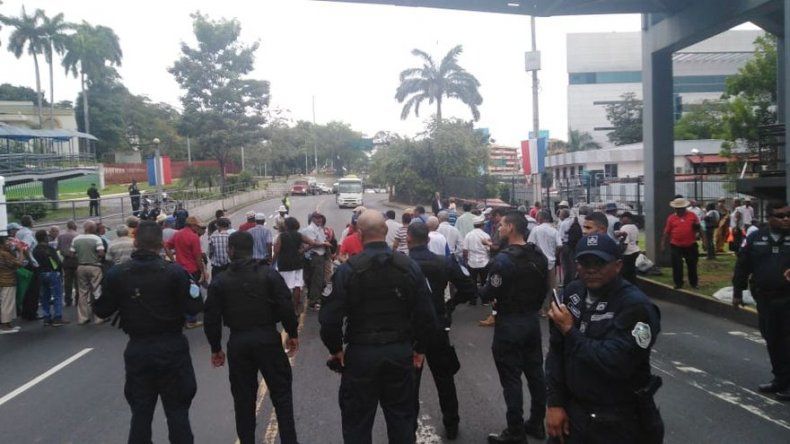 Jubilados salen nuevamente a las calles para exigir aumento en sus pensiones