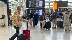 El tráfico de pasajeros en Heathrow y otros aeropuertos europeos se ha disparado tras dos años de restricciones en los viajes debido a la pandemia.