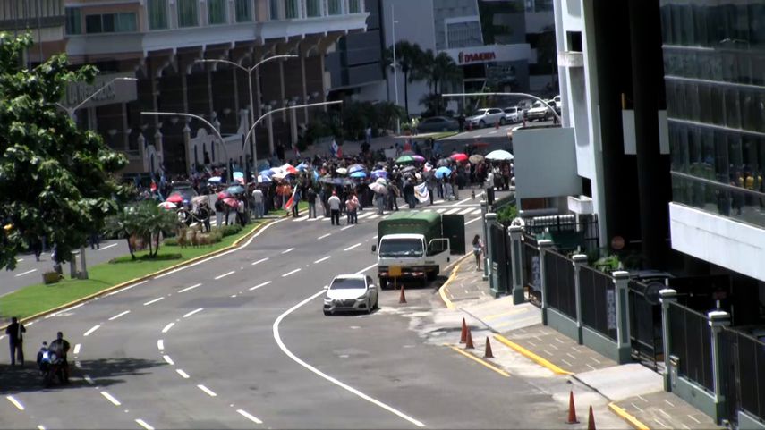 Docentes protestan frente a la Contraloría General de la República.