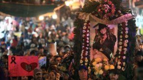 Familia de Jenni Rivera sale de México con sus cenizas hacia Los Ángeles