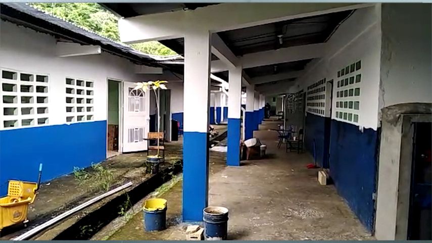 Entre algunas de las cosas que se están mejorando en las ecuelas están la pintura y los ornatos.