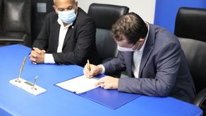 Milciades Concepción, ministro de Ambiente entrega orden de proceder para trabajos en Parque Nacional Coiba.