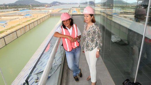 Ministra española se adentra en ampliación del Canal a días de su apertura