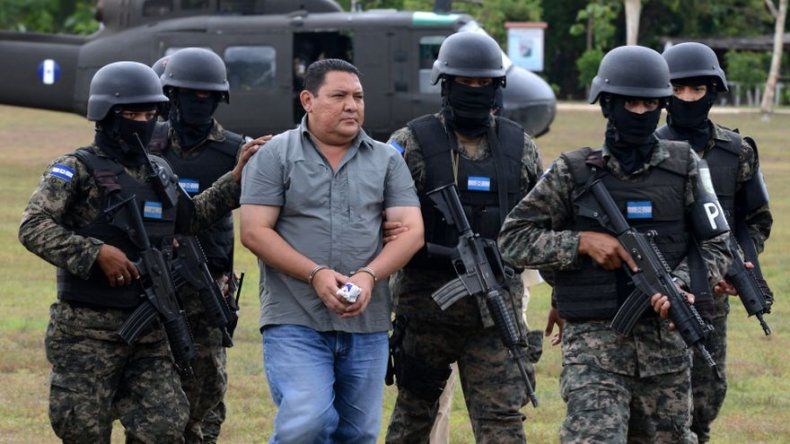 Capturan a alcalde acusado por tenencia de armas