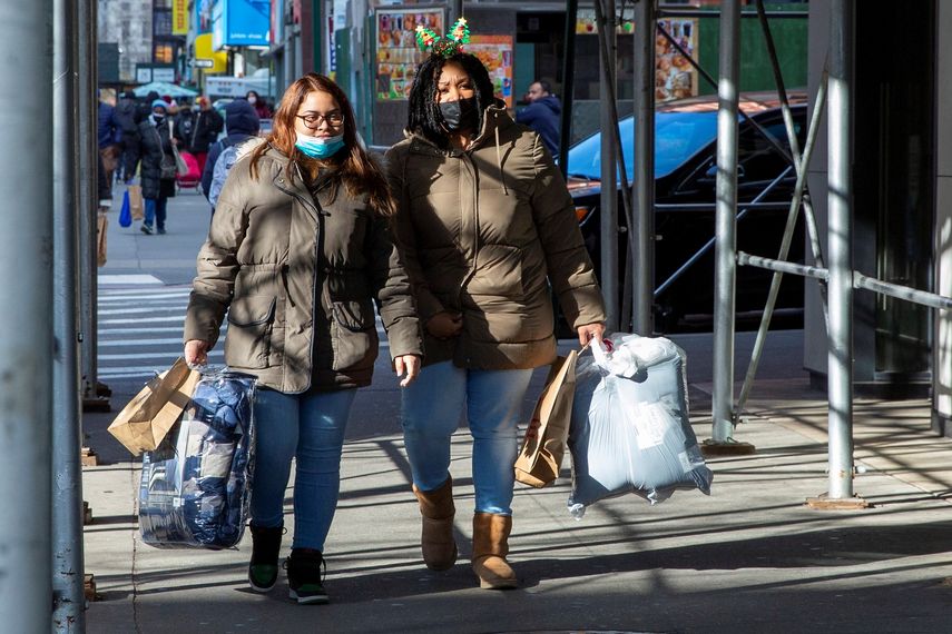 Personas caminan por las calles de Nueva York.
